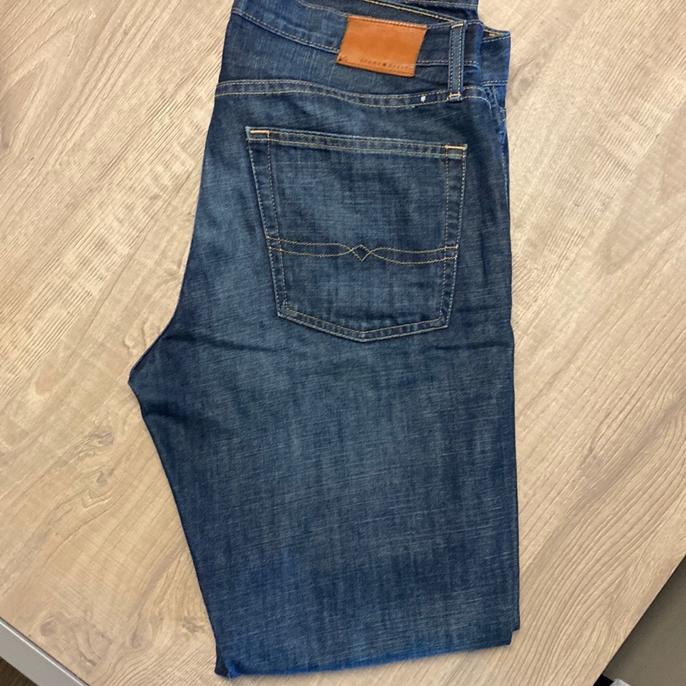 🍀 Lucky Brand 33 x 34 221 original straight let jeans.